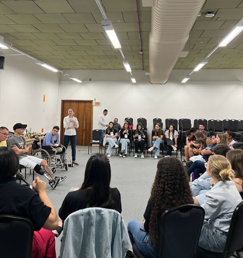 Roda de conversa com Silvana e participantes em sala de encontros