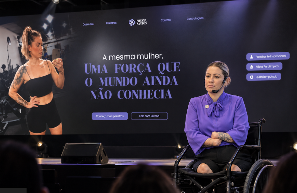 Silvana Santos no palco de uma palestra, com a projeção da fala “A mesma mulher, uma força que o mundo ainda não conhecia” ao fundo