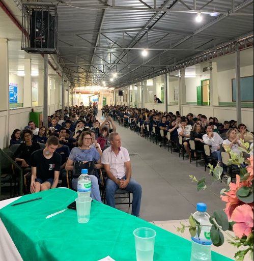 Plateia de estudantes durante palestra de Silvana em escola